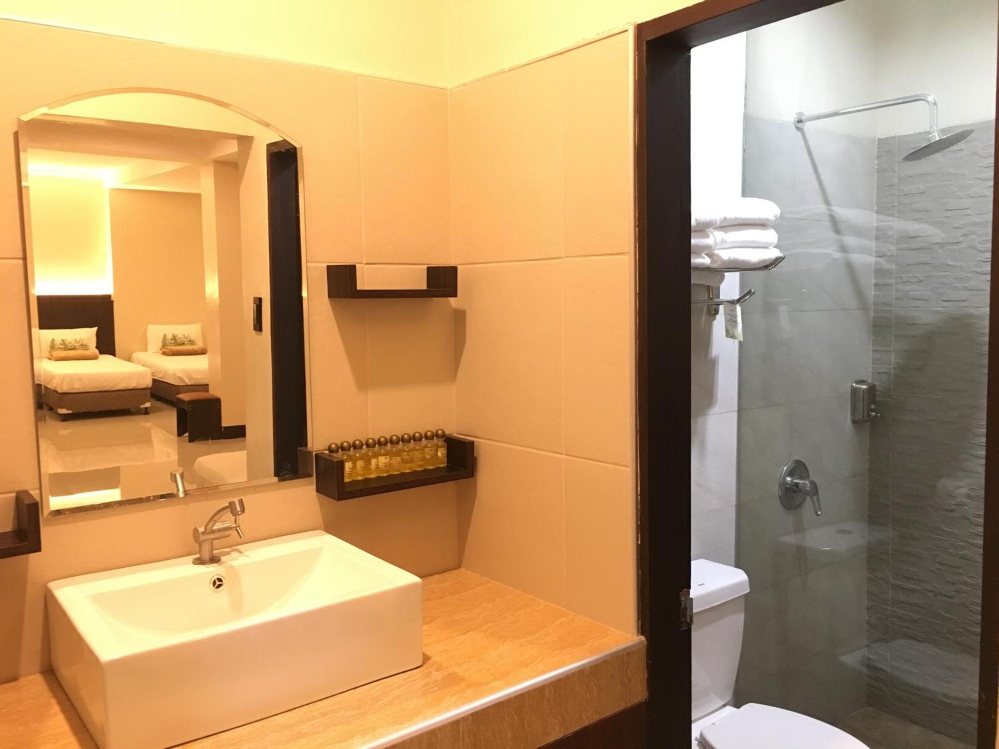 Eon Centennial Resort Hotel & Waterpark Iloilo City Room photo